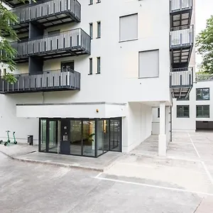 Apartment Modern Studio Good Located Balcony King Bed